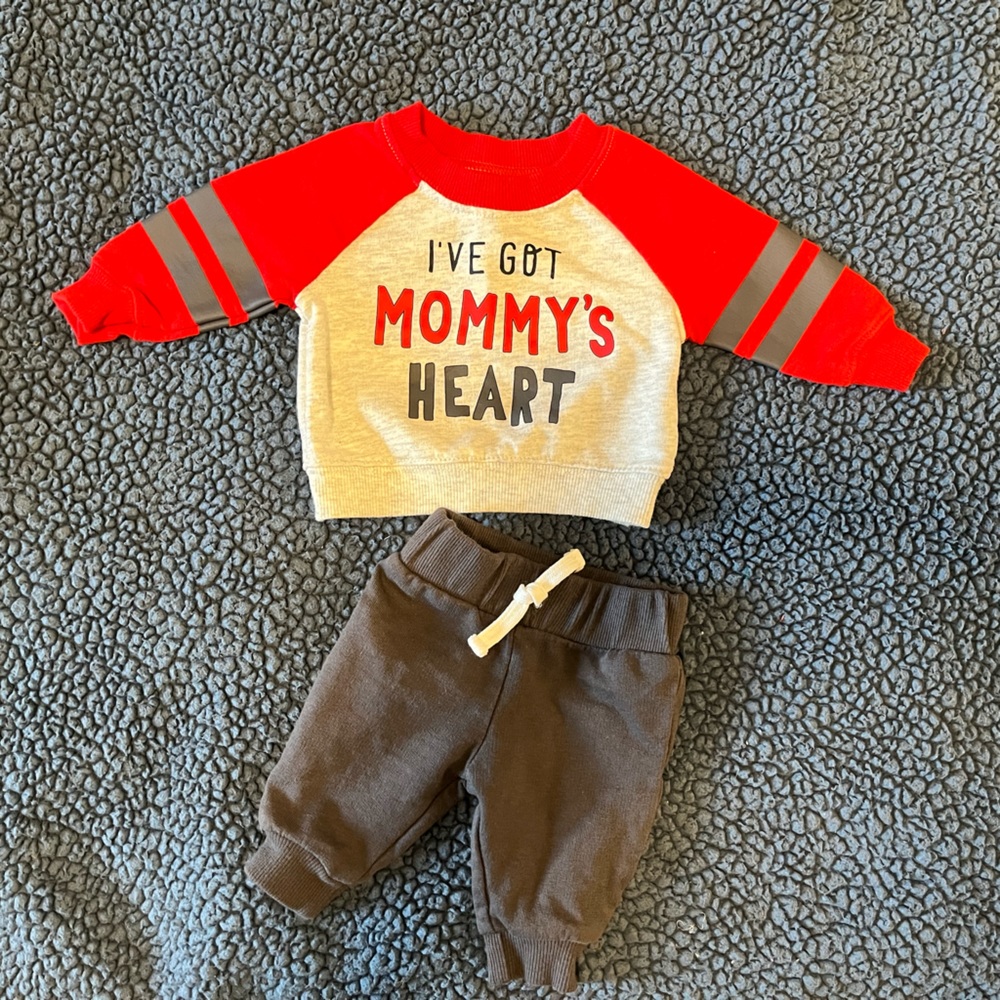 Carters baby boy 2 piece set. Cute sweatshirt/sweatpants combo, never worn.